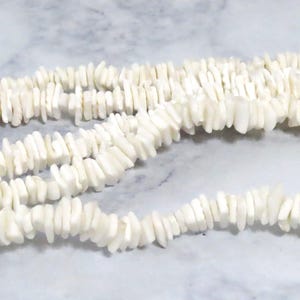 Cuentas de concha blanca de 15,5". Chips de concha blanca.