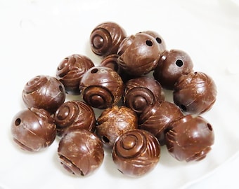 17 Vintage brown Carved acrylic round beads 18 mm