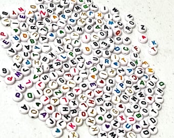 260 cuentas de letras y corazones de colores, cuentas acrílicas redondas de 7 mm con el alfabeto.