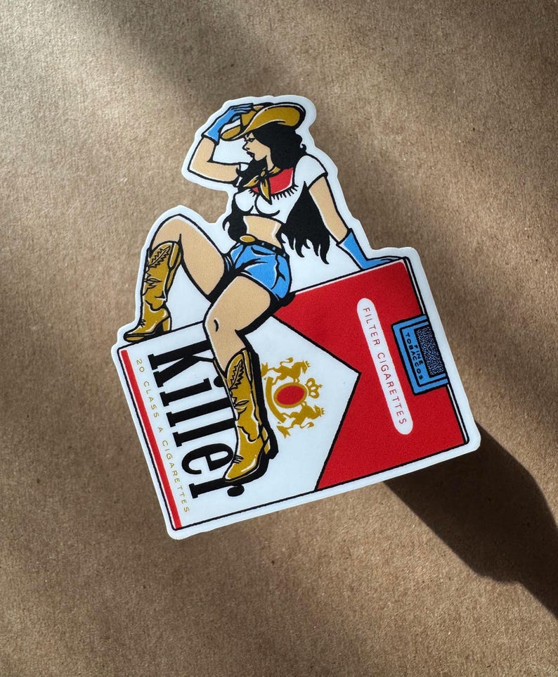 Op de afbeelding: Een sticker met een cowgirl in een witte top, blauwe shorts en cowboylaarzen, bovenop een sigarettenpakje. Het pakje is rood en wit met het woord "Killer" in vette zwarte letters. Retro design.