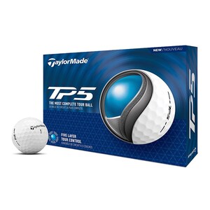 以下が含まれることがあります： テイラーメイド TP5 ゴルフボールの箱。箱は青と白で、「TP5」と「The Most Complete Tour Ball」の文字が書かれている。箱には、青と白のデザインのゴルフボールのアップも掲載されている。