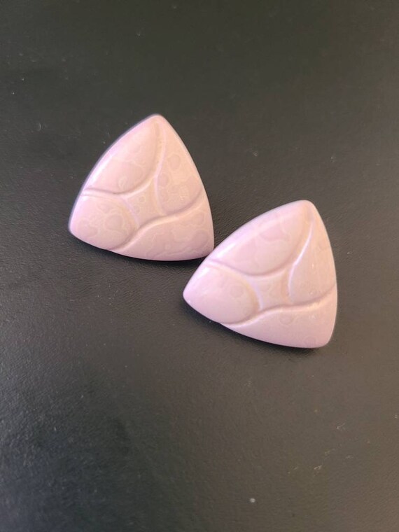 Vintage 80s Geometric Lavender plastic earrings -… - image 4