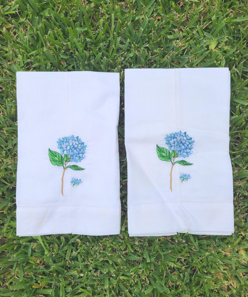 Williamsburg Hydrangea Guest Towels - Thumbnail 3