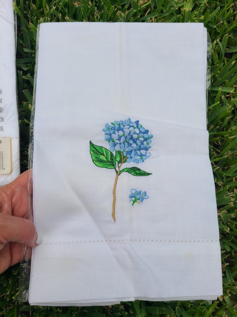 Williamsburg Hydrangea Guest Towels - Thumbnail 2