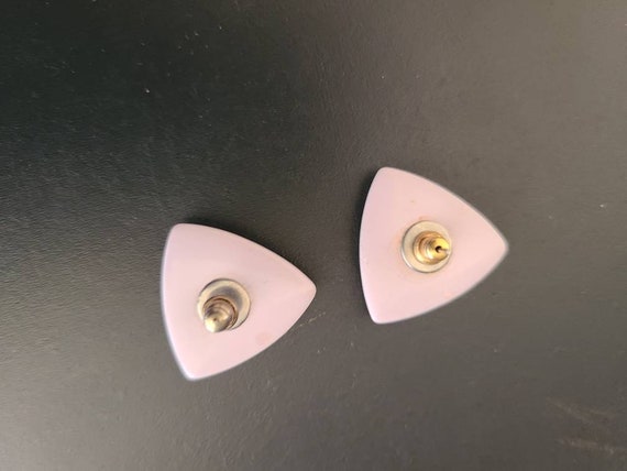 Vintage 80s Geometric Lavender plastic earrings -… - image 5