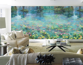 Könnte beinhalten: Ein Wohnzimmer-Interieur mit einem großen Wandbild, das einen Teich mit Seerosen und Koi-Karpfen darstellt. Das Wandbild ist in Blautönen, Grün- und Gelbtönen gemalt. Der Raum ist mit einem beigen Sofa, einem Glas-Couchtisch und einer Lampe eingerichtet.
