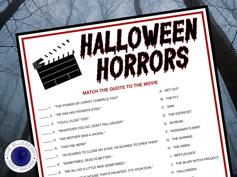K&ouml;nnte beinhalten: Ein Halloween-Spiel mit dem Titel "Halloween Horrors" in tropfenden roten Buchstaben. Das Spiel ist ein Quiz, bei dem Zitate und Filmtitel zugeordnet werden m&uuml;ssen. Eine schwarz-wei&szlig;e Filmklappe befindet sich in der oberen linken Ecke. Das Logo von Blueberry Print Shoppe.