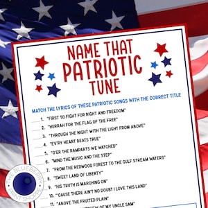 Puede incluir: Una tarjeta de juego blanca titulada Name That Patriotic Tune en texto rojo y azul, con una lista de once líneas de letras de canciones numeradas para emparejar. La tarjeta está decorada con estrellas rojas, blancas y azules y un logo.