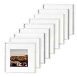 Op de afbeelding: Set van acht witte fotolijsten, elk 30,5 x 30,5 cm, in een verspringende opstelling. De lijsten zijn gemaakt van hout en hebben een eenvoudig, modern ontwerp.