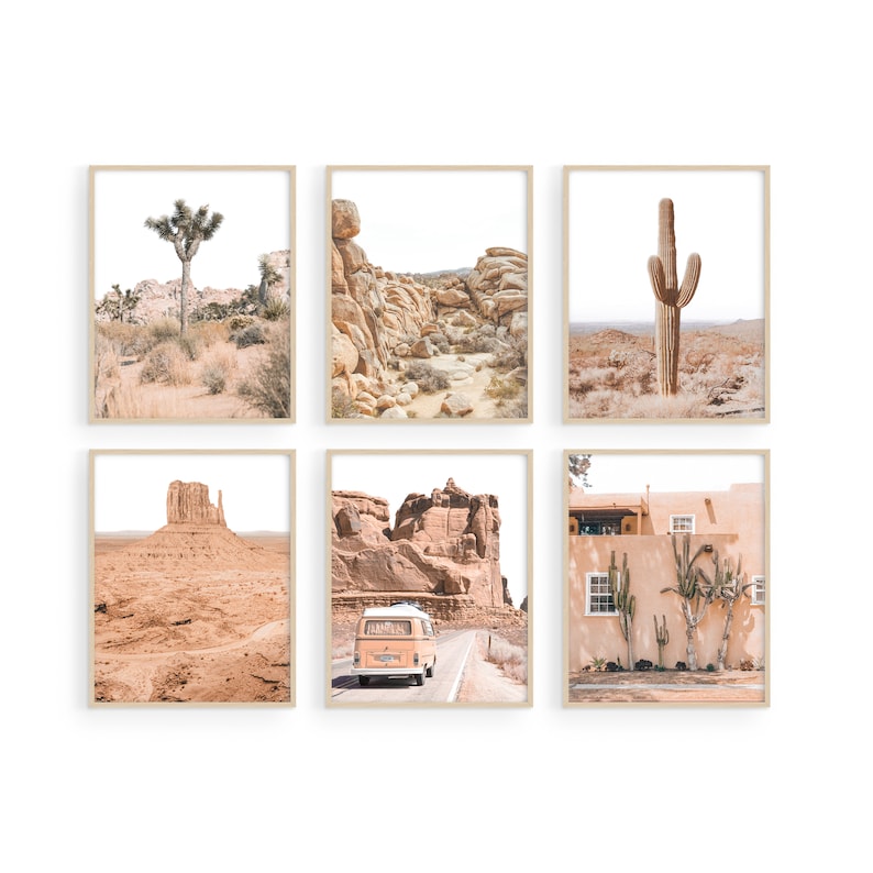 Pu&ograve; includere: Set di sei stampe a tema deserto che presentano una variet&agrave; di paesaggi, tra cui un cactus, una formazione rocciosa, una strada nel deserto con un furgone vintage e una casa nel deserto. Le stampe sono in una cornice marrone chiaro.