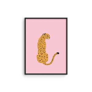 Póster rosa con estampado de guepardo para decoración de pared - Haus and Hues / Pósters rosas para una estética de habitación. Decoración de pared rosa ruborizada. Decoración de pared con guepardo.