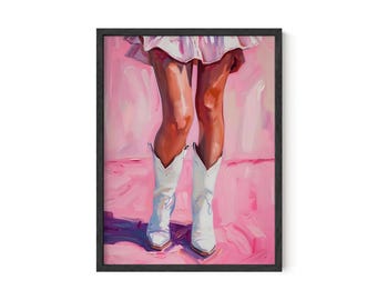 Op de afbeelding: Een ingelijst kunstwerk met een schilderij van benen en witte cowboylaarzen tegen een roze achtergrond. Het kunstwerk heeft een zwarte lijst. De schilderstijl is impressionistisch met zichtbare penseelstreken en een focus op licht en schaduw.