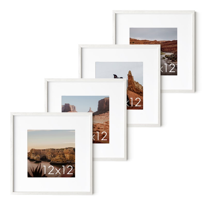 Op de afbeelding: Vier witte fotolijsten met verschillende landschapsfoto's erin. De lijsten zijn allemaal 30,5 x 30,5 cm en zijn in een verspringend patroon gerangschikt.