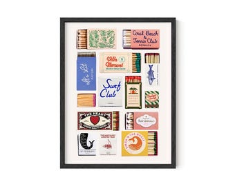 Op de afbeelding: Een ingelijste print met een verzameling vintage lucifersdoosontwerpen. De dozen tonen verschillende afbeeldingen en tekst, waaronder "Surf Club", "Coral Beach & Tennis Club" en "The Heart". Het kleurenpalet omvat rood, blauw, groen en geel.