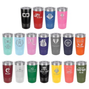 Puede incluir: Una colecci&oacute;n de 18 vasos de acero inoxidable de varios colores y dise&ntilde;os. Los vasos presentan logotipos, nombres y dise&ntilde;os grabados, incluyendo una cafetera, una guitarra, un bulldog y un s&iacute;mbolo de reciclaje.