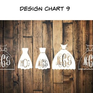 Puede incluir: Tabla de dise&ntilde;o que muestra cinco estilos diferentes de siluetas de vestidos de novia con monogramas. La tabla est&aacute; sobre un fondo de madera.