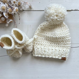 Newborn Baby Pom Beanie & Bootie Set, coming home outfit, birth announcement outfit, baby shower gift, newborn knitwear, newborn booties
