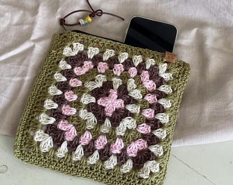 Bolso de ganchillo estilo cuadrado de la abuela • Bolsita con cremallera hecha a mano • Bolsa para proyectos de ganchillo • Forro floral • Regalo con mensaje personalizado • Idea de regalo hecha a mano