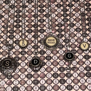 Medalhões e pingentes de chave de máquina de escrever
