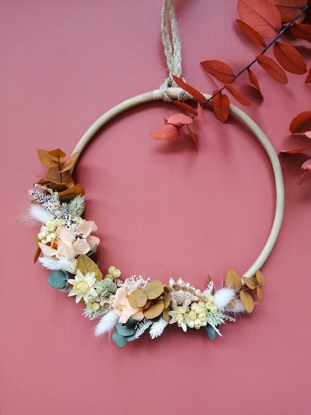 Couronne en Rotin de Fleurs Séchées avec Décoration Dinosaure Doré
