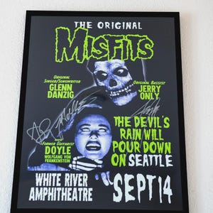 Puede incluir: Un letrero de madera rústica con el texto "Welcome to our porch" en letras blancas. El letrero presenta un acabado envejecido y un diseño sencillo y acogedor, ideal para la decoración exterior.