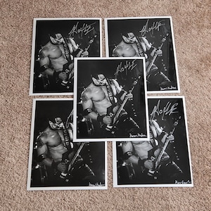 Puede incluir: Cinco fotografías en blanco y negro de un músico tocando una guitarra eléctrica. Cada foto está firmada con el nombre del músico, "Moyle".