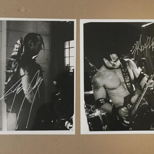 Puede incluir: Dos fotografías en blanco y negro. Una muestra a una persona de perfil con una pieza de hombro con púas y una firma. La otra muestra a una persona tocando la guitarra, con una firma y un tatuaje.