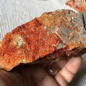 392 g di cristalli di vanadinite sul campione di matrice 4B