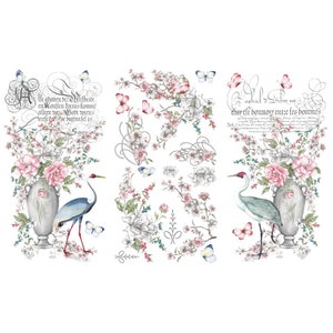 Peut inclure: Un collage numérique représentant deux grues se tenant sur un vase avec des fleurs roses, entourées de papillons et de cerisiers en fleurs. Le texte "lle ghavet de: sheadt en Confien kennis komme alleen var hot wiens veese gar toe beghinsel is" et "apback Drbin un chur eft honnore entre les hommes" est inclus dans le design.