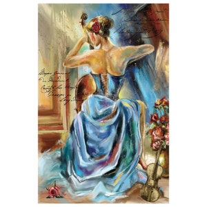 Op de afbeelding: Een schilderij van een vrouw in een blauwe jurk die cello speelt. Ze draagt een rode bloem in haar haar en heeft een serieuze uitdrukking op haar gezicht. De achtergrond is lichtbruin met wat schrift erop.
