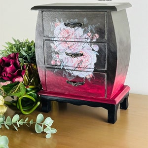 Elegante Schmucktruhe, Muttertagsgeschenk, Up-cycled Vintage Schmuckschatulle, einzigartig bemalte Schmucktruhe, Geschenke für sie. #Valentinstag