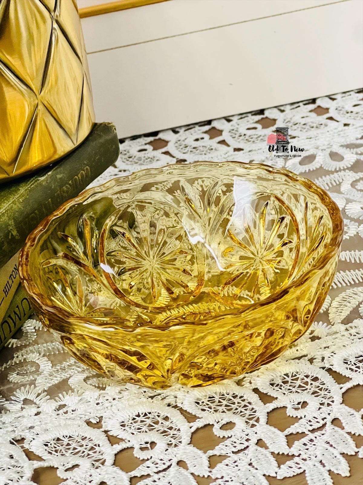 レトロな琥珀色のガラスボウル、ヴィンテージの金色のリング皿、黄色の