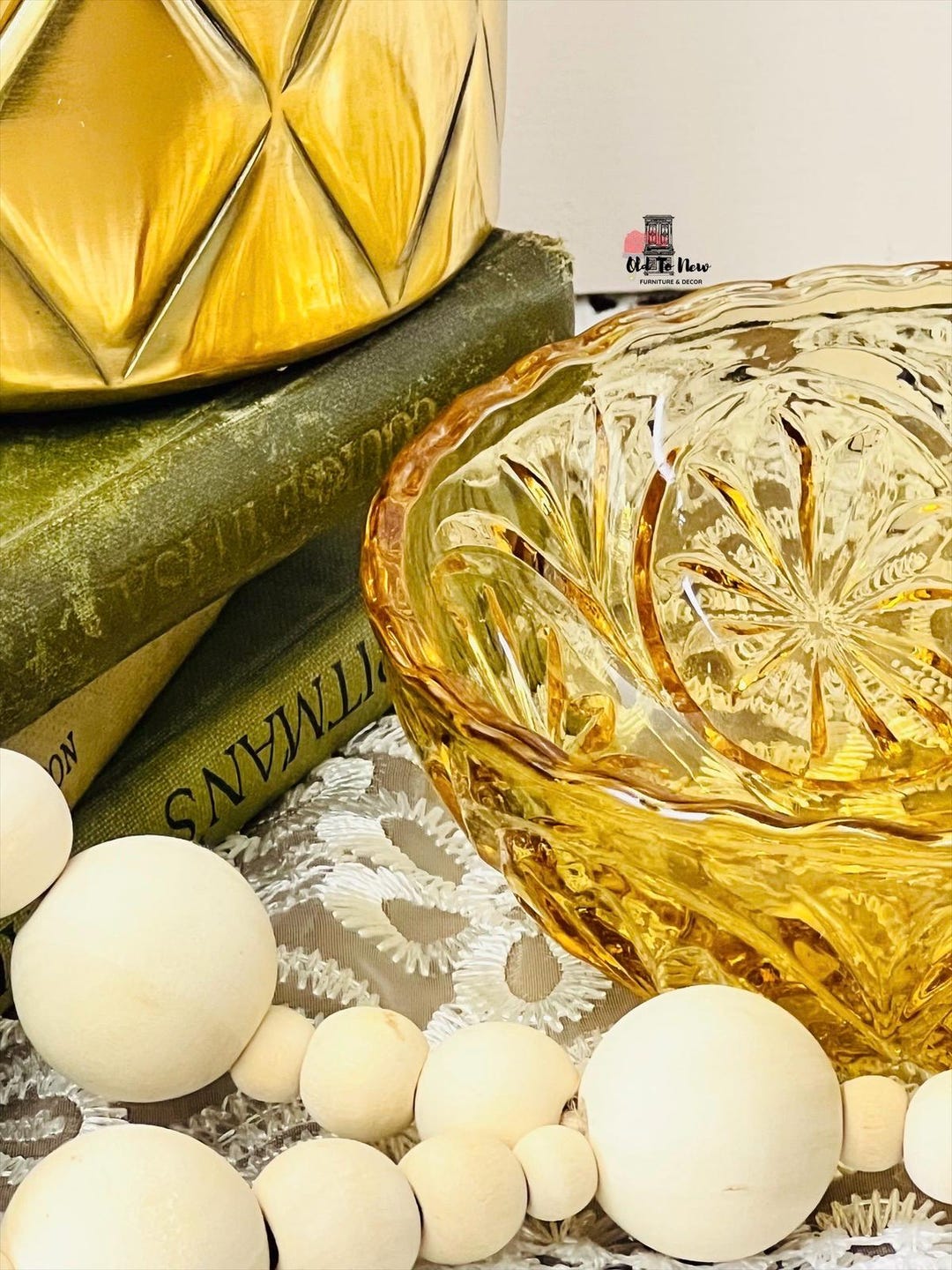 レトロな琥珀色のガラスボウル、ヴィンテージの金色のリング皿、黄色の