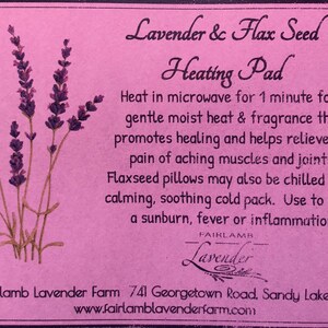 Op de afbeelding: Een roze kaart met een lavendel- en lijnzaadverwarmingskussen. De kaart heeft een afbeelding van lavendelbloemen en tekst die "Lavender & Flax Seed Heating Pad" luidt. De tekst beschrijft ook hoe je het verwarmingskussen gebruikt en wat de voordelen ervan zijn. De kaart bevat ook de bedrijfsnaam en het websiteadres.