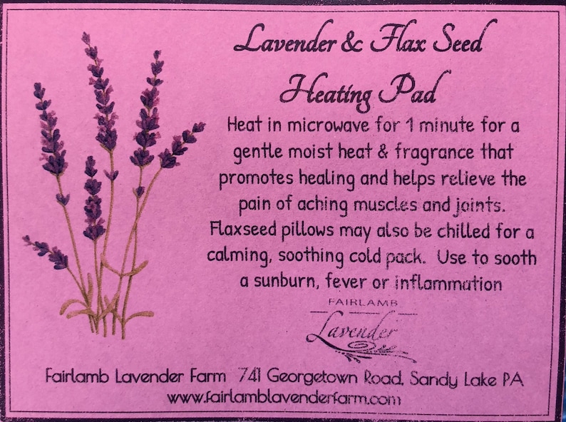 Op de afbeelding: Een roze kaart met een lavendel- en lijnzaadverwarmingskussen. De kaart heeft een afbeelding van lavendelbloemen en tekst die "Lavender & Flax Seed Heating Pad" luidt. De tekst beschrijft ook hoe je het verwarmingskussen gebruikt en wat de voordelen ervan zijn. De kaart bevat ook de bedrijfsnaam en het websiteadres.