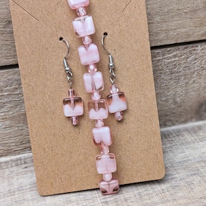 Conjunto de pulsera y pendientes elásticos de cuentas de vidrio rosa. Conjunto de pulsera y pendientes elásticos de vidrio. Conjunto de pulsera y pendientes rosas.