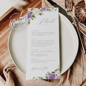 Może przedstawiać: Karta menu weselnego z fioletowymi i białymi kwiatowymi akcentami, z tekstem "Let's eat". Menu zawiera przystawki, dania główne, deser i napoje. Karta jest umieszczona na białym talerzu ze sztućcami i dekoracyjną tkaniną.