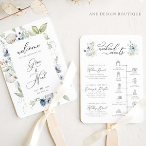 Op de afbeelding: Een bruiloftprogramma voor een weekend met een aquarelbloemendesign. Het programma omvat een ​​welkomstdiner, een ceremonie en een receptie, en een bruiloftsbrunch. De tekst luidt "Weekend Events", "Welcome Dinner", "Ceremony & Reception" en "Wedding Brunch".