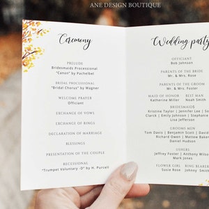 Könnte beinhalten: Ein weißes Hochzeitsprogramm mit eleganter Kalligraphie. Das Programm ist geöffnet und zeigt die Zeremoniedetails und die Namen der Hochzeitsgesellschaft. Gelbe und goldene florale Akzente schmücken die Ecken. Der Text enthält "Zeremonie" und "Wedding party".