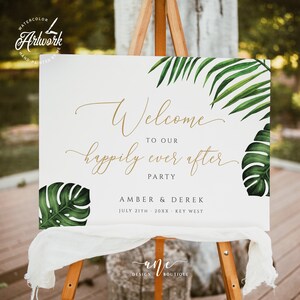 以下が含まれることがあります： トロピカルな葉と「Welcome to our happily ever after party Amber & Derek July 21th 20XX Key West」という金色の文字が書かれたウェルカムサインです。