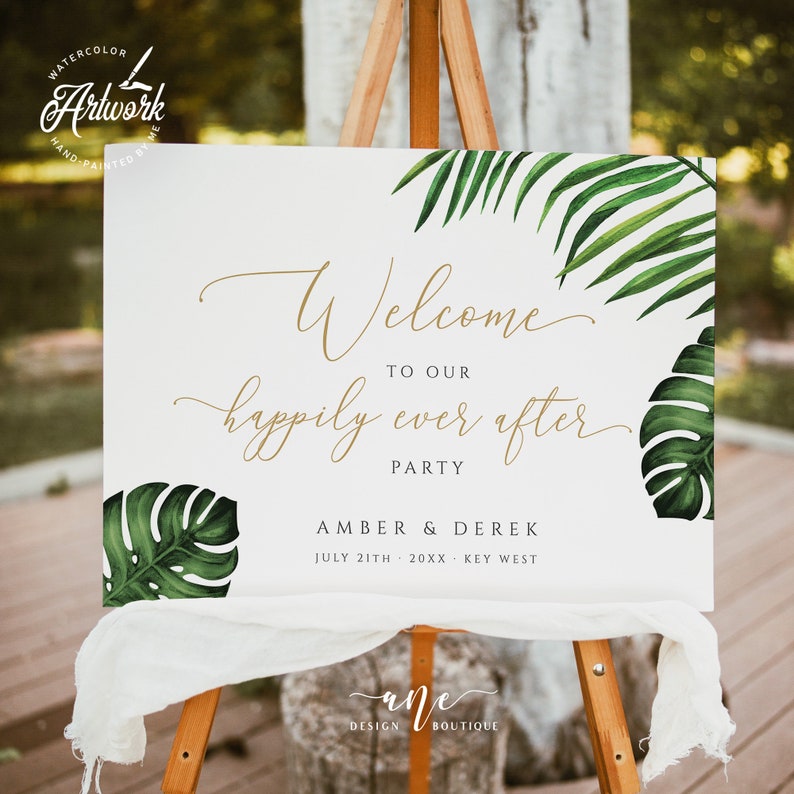 以下が含まれることがあります： トロピカルな葉と「Welcome to our happily ever after party Amber & Derek July 21th 20XX Key West」という金色の文字が書かれたウェルカムサインです。