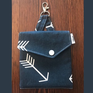 Pochette de rangement avec crochet.