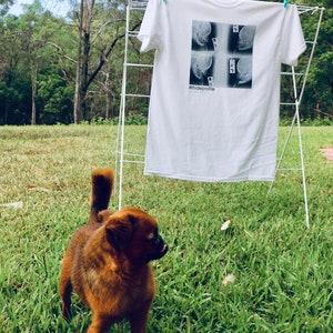 Może przedstawiać: Biały t-shirt z czarno-białym nadrukiem graficznym czterech obrazów twarzy. Tekst "#hideprofile" jest nadrukowany pod obrazami.