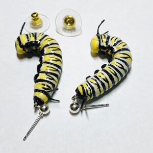Boucles D'Oreilles Rondes Argentées Et Jaunes Avec Perles - Diamètre 6 Cm