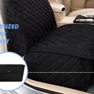 Pu&ograve; includere: Un coprisedile per auto nero trapuntato con motivo a rombi e una tasca frontale sovradimensionata integrata. La copertura &egrave; installata su un sedile del veicolo, con un inserto circolare che evidenzia il design della tasca rettangolare con bottone.