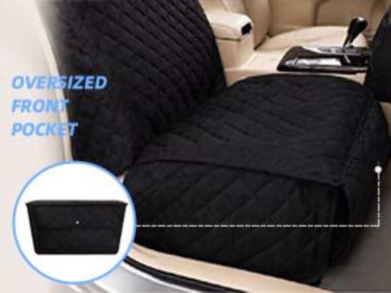 Pu&ograve; includere: Un coprisedile per auto nero trapuntato con motivo a rombi e una tasca frontale sovradimensionata integrata. La copertura &egrave; installata su un sedile del veicolo, con un inserto circolare che evidenzia il design della tasca rettangolare con bottone.