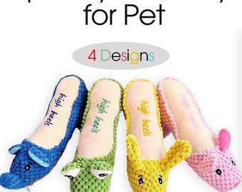 Puede incluir: Cuatro juguetes de peluche con forma de tacones altos con diferentes caras de animales. Los juguetes son azules, verdes, amarillos y rosas. Los juguetes están etiquetados como "high heels" y "4 Designs".