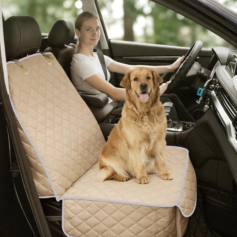 Pu&ograve; includere: Un coprisedile per auto trapuntato color beige con motivo a rombi e bordo bianco, progettato per proteggere la tappezzeria del veicolo. La copertura &egrave; dotata di cinghie regolabili per un fissaggio sicuro al poggiatesta e allo schienale.