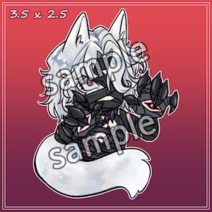 Puede incluir: Ilustración digital de un personaje estilizado con forma de lobo con pelaje blanco, armadura negra y una cola blanca y esponjosa. La imagen incluye el texto "sample" y unas dimensiones de 8,9 x 6,4 cm.