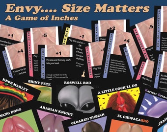 Könnte beinhalten: Ein Kartenspiel namens "Envy... Size Matters: A Game of Inches" mit bunten Spielkarten, die verschiedene Illustrationen und Texte zeigen. Die Karten haben einen schwarzen Hintergrund mit weißem Text und bunten Bildern.
